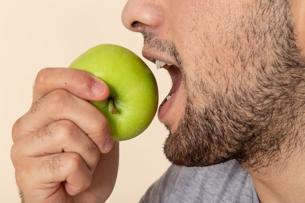 img whiter teeth eating apples