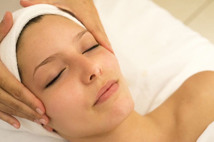 facial massage to improve blood circulation