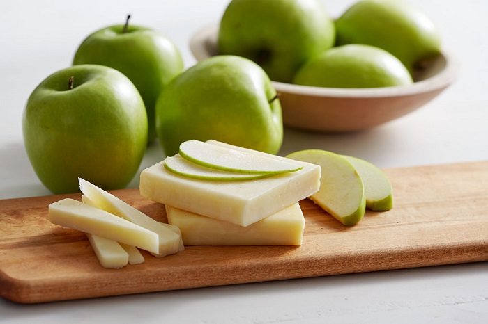 apples and slices of cheese 