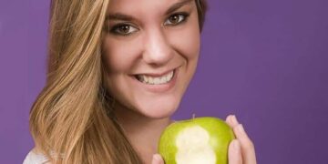 girl with an apple