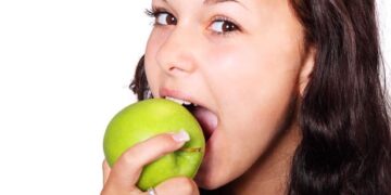 woman eating apple