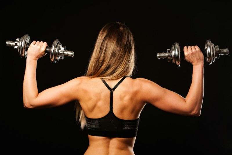 1 woman lifting weights