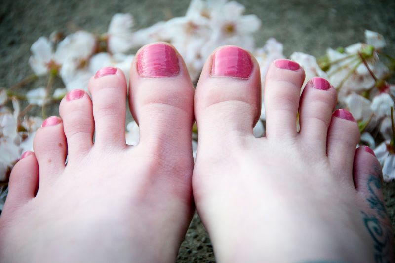 2 painted toenails