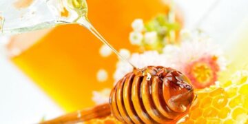 3 pouring honey