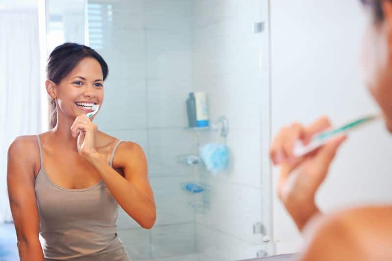 Using Coconut Oil Toothpaste: 4 Benefits and How to Make It at Home