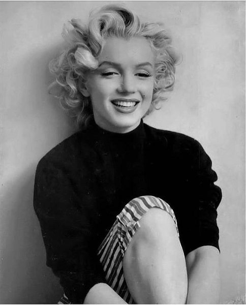 Marilyn Monroe posing
