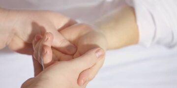 treatment finger keep hand wrist hand massage hands on help 634777