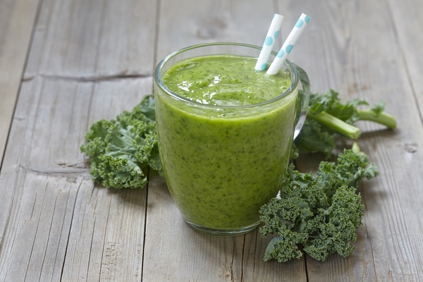 green smoothie with kale apple lime